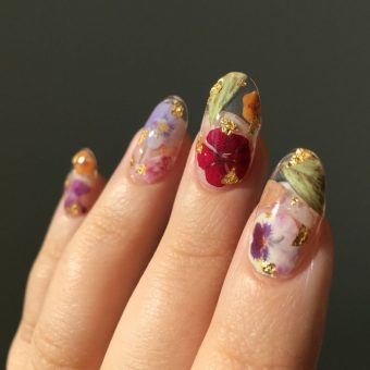 Дизайн ногтей с использованием сухоцветов и потали на ногтях средней длины