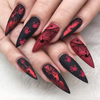 Бардово-черный дизайн длинных ногтей с контрастными отпечатками ладоней и рисунками пауков