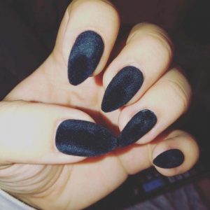 Бархатный однотонный маникюр на миндальные ногти в черном цвете