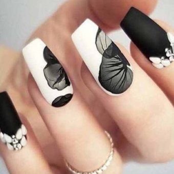 Бело-черное оформление ногтей с камнями в лунках и сложными цветочными рисунками