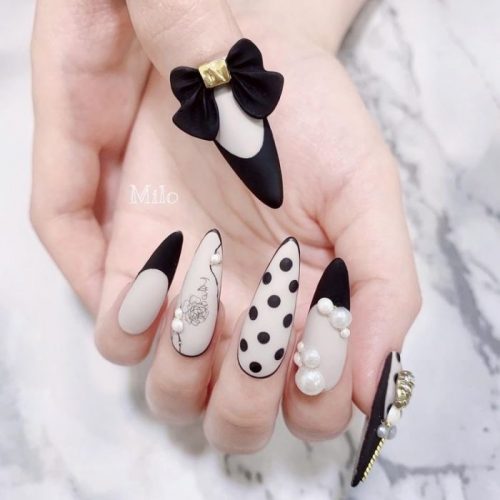 Бело-черный дизайн ногтей в стиле пин-ап с жемчугом, объемным бантиком и рисунком-горохом