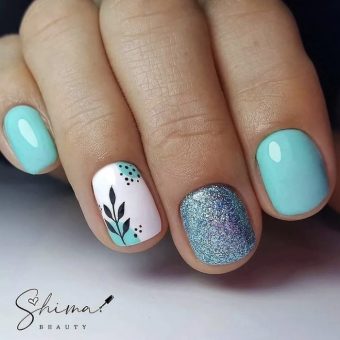 Нежно-голубое оформление ногтей на короткие ногти с мерцающим глиттером, растительными рисунками