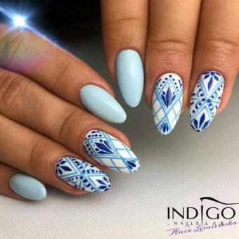 Бело-голубой дизайн ногтей с рисунками в виде аккуратных ромбов и цветочными узорами