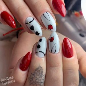 Бело-красный дизайн ногтей с глянцевым покрытием, рисунками тюльпанов и сердечек