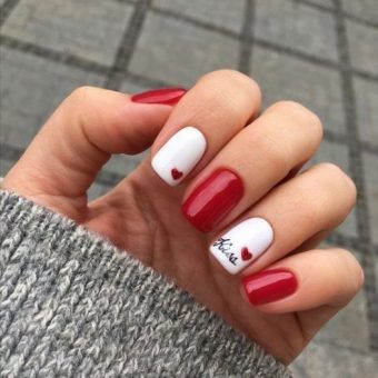 Бело-красный маникюр на квадратные короткие ногти с миниатюрными сердечками и надписью KISS