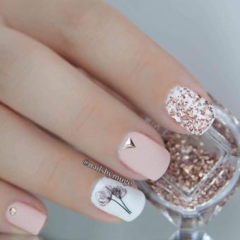 Бело-розовый дизайн ногтей с цветными блестками, золотистым декором и рисунком цветов