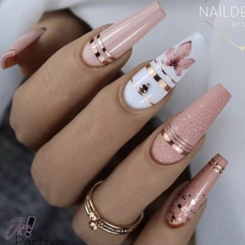 Бело-розовый дизайн ногтей с золотистыми блестками, полосками, стразами и рисунками листьев