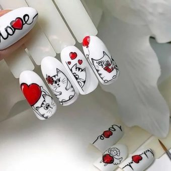 Белоснежное оформление ногтей с дизайнерскими рисунками влюбленных котят и надписями