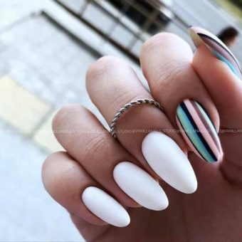 Белоснежный дизайн ногтей с цветными полосатыми вставками на одном пальце