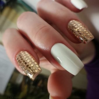 Бело-золотистый маникюр с полотном из пайеток на длинных ногтях квадратной формы