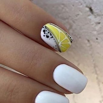 Белый дизайн коротких квадратных ногтей с рисунком сочного лимона, контрастными точками