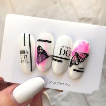 Белый дизайн ногтей с черными полосками, рисунками бабочек и эффектом розового дыма