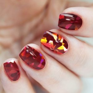 Бордовый насыщенный маникюр в стиле Битое стекло на короткие ногти квадратной формы