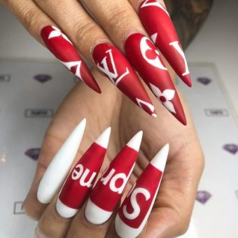 Брендовый дизайн ногтей в красно-белом цвете с надписью Supreme и логотипом Louis Vuitton
