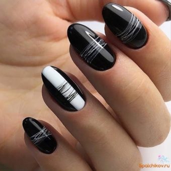 Черно-белый современный дизайн ногтей с глянцевым блестящим покрытием, узорами в технике паутинка