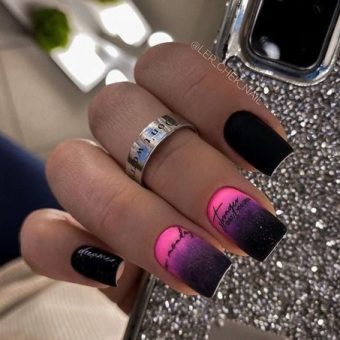 Черно-розовое омбре на длинных квадратных ногтях с миниатюрными надписями