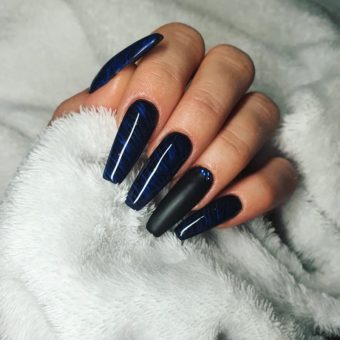Черно-синий дизайн ногтей с чередованием матового и глянцевого покрытия со стразами в лунках