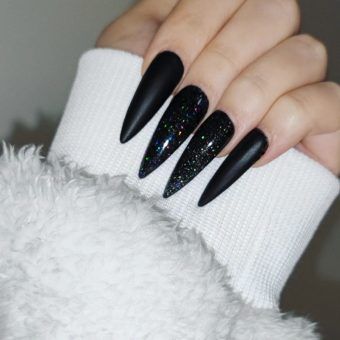 Черные-матовые ногти-стилеты максимальной длины с цветными блестками
