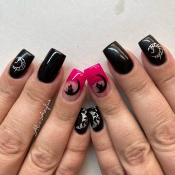 Черный дизайн ногтей «Влюбленные котики» с розовым френчем и рисунком парочки котов на луне