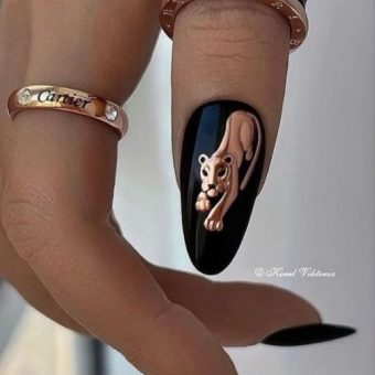Черный глянцевый дизайн ногтей миндалевидной формы с объемным декором в виде пантеры
