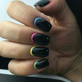 Черный глянцевый маникюр с цветными руфиан на квадратные ногти
