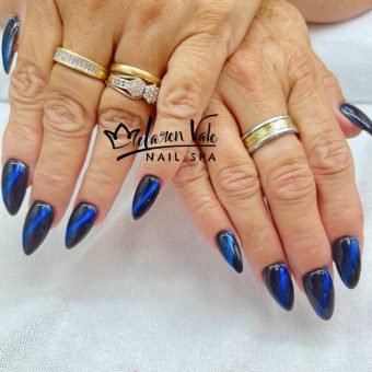 Черный маникюр на миндалевидные ногти с яркой синей полоской посередине