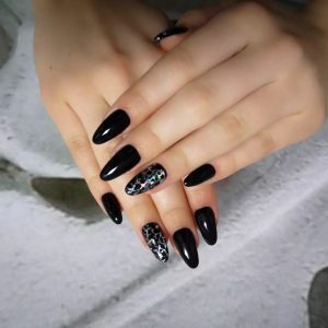 Черный простой маникюр на ногти овальной формы с серебристыми мерцающими вставками