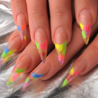 Цветной яркий маникюр на длинные ногти в стиле френч с радужными кончиками
