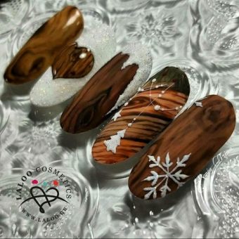 «Деревянный» дизайн ногтей с объемными белоснежными вставками в виде снега и снежинками