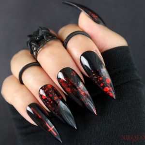 Дерзский черный маникюр формы стилет с красным декором из фольги, ленты и пайеток