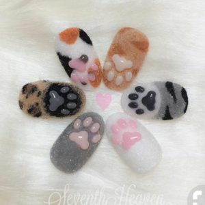 Детский дизайн ногтей в разных цветах с флоком и декором в виде кошачьих лапок