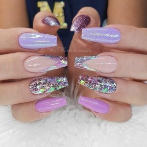 Дизайн длинных квадратных ногтей в разных оттенках лилового со слюдой