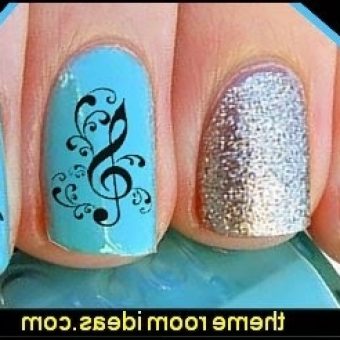 Дизайн маникюра на кородких ногтях в голубом цвете с рисунком музыкальных нот