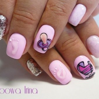 Дизайн ногтей для молодой мамы в розовом цвете с объемной ладошкой и стопой малыша, рисунками