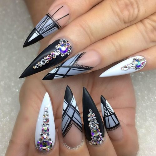 Дизайн ногтей формы стилет в черном, белом и сером цвете с геометрическими рисунками, стразами