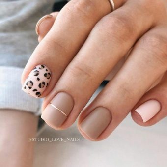 Дизайн ногтей на каждый день в бежевом и розовом оттенке со звериным принтом и золотистым декором