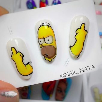 Дизайн ногтей «Симпсоны» с 3Д-рисунком Гомера сразу на трех ногтевых пластинах