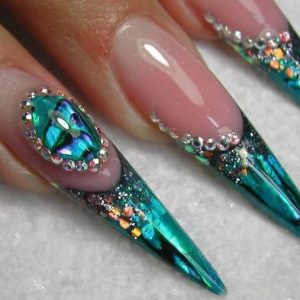 Дизайн ногтей стилетов в стиле френч с голубым кончиком и жидкими мерцающими камнями