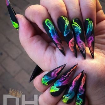 Дизайн ногтей-стиллетов в черном цвете с радужными яркими узорами в виде дыма
