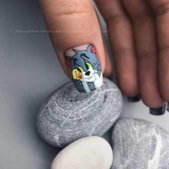 Дизайн ногтей «Том и Джерри» с натуральными основами и 3Д-рисунками в виде главных персонажей
