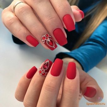 Дизайн ногтей в красном цвете с декором из камней