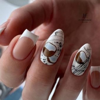 Дизайнерский френч маникюр на ногтях различной формы с рисунком кокосов