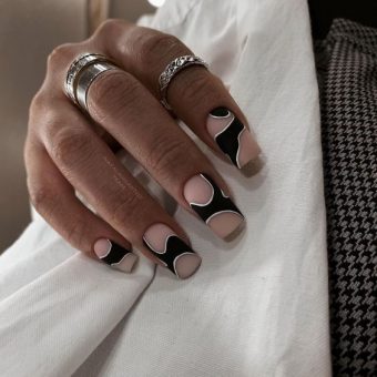Длинные квадратные ногти натурального цвета с черными вставками, имитирующими звериную шкуру