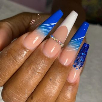 Длинные квадратные ногти с дизайном «Френч» в белом и синем цвете со стразами