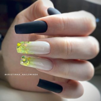 Длинные квадратные ногти в двух цветах – белом и черном цвете с матовым покрытием, желтыми яркими камифубуки