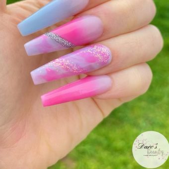 Длинные квадратные ногти в розовом и сиреневом цвете с блестящими вставками