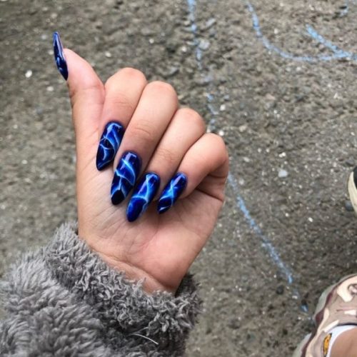 Длинные ногти миндальной формы в сине-черном цвете с дизайном Молния