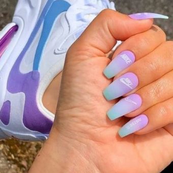 Длинные ногти в стиле Nike с брендовыми надписями и омбре от сиреневого до голубого цвета