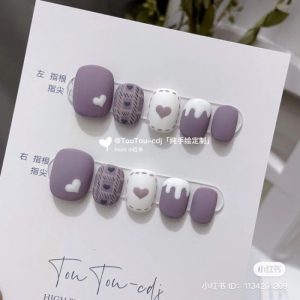Фиолетово-белый дизайн ногтей с миниатюрными рисунками сердец, контрастными подтеками