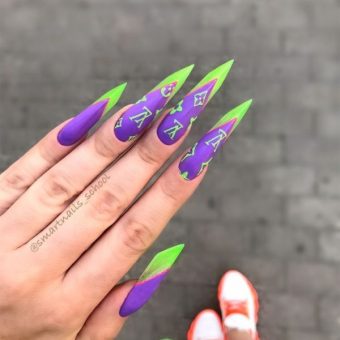 Фиолетово-зеленый французский дизайн ногтей с брендовым логотипом Louis Vuitton